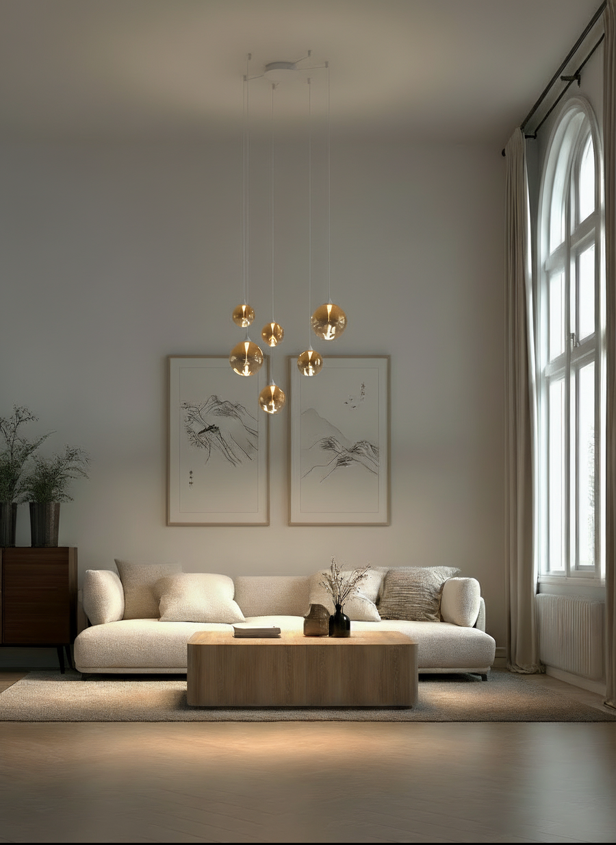 Lámpara de techo en un comedor o salón con estilo, luz cálida, decoración elegante (formato vertical)